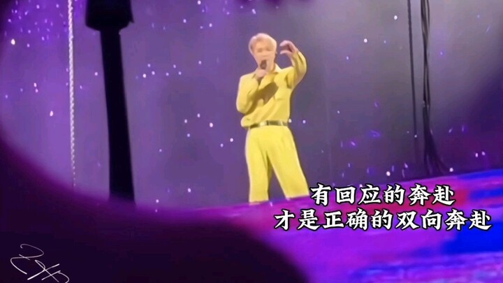 【Zhang Yixing and the Shell】Yixing makes a heart sign at the shell, and it immediately responds. Onl