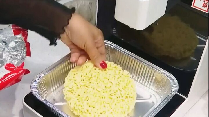 ร้านราเมงไร้พนักงานแบบดั้งเดิมกลายเป็นบุฟเฟต์ฟรี ชาวบ้านแห่กันมาหยิบเนื้อไปเยอะๆ แล้วเอาเส้นของตัวเอ