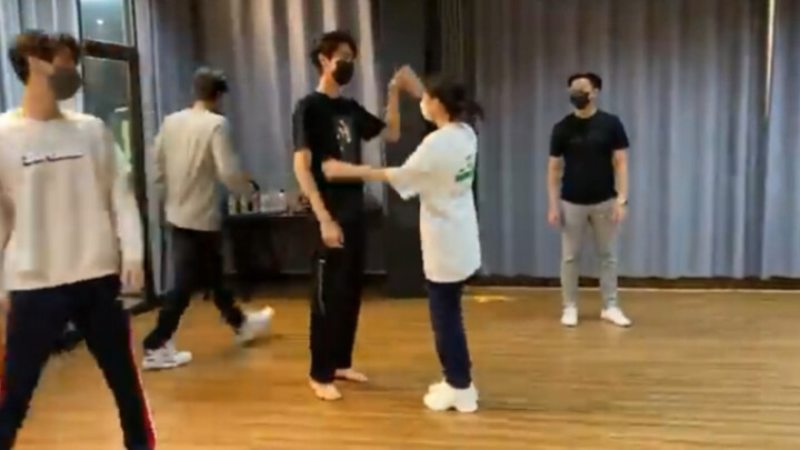 【泰版流星花园】结局舞蹈练习室版本。tu与nani、win 和dew 跳得还蛮好的嘛