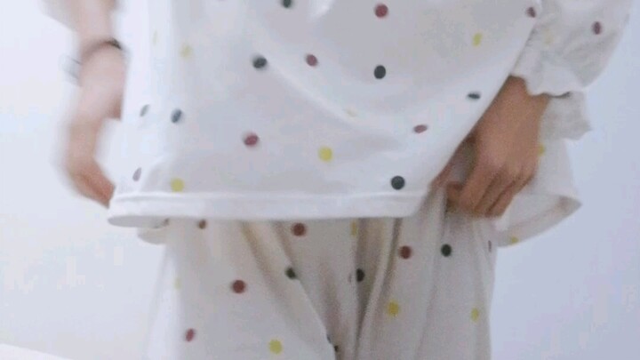 Coba tebak aku sedang menari