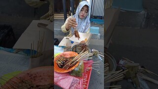 JUALAN SATE DIPIKUL DIATAS KEPALA PAGINYA MANGKAL SORENYA KELILING MUTER-MUTER KAMPUNG