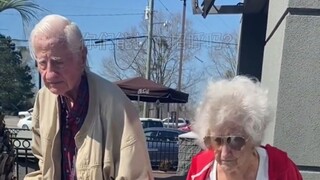 结婚64年却还在热恋 来看这两位80多岁老夫妻恩爱日常