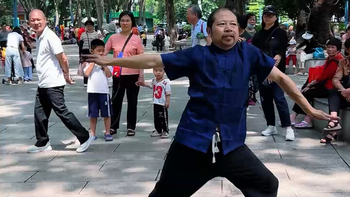 คุณลุงท่านนี้ตอนหนุ่มคงเคยรุ่งเรืองไม่น้อยเลยนะ