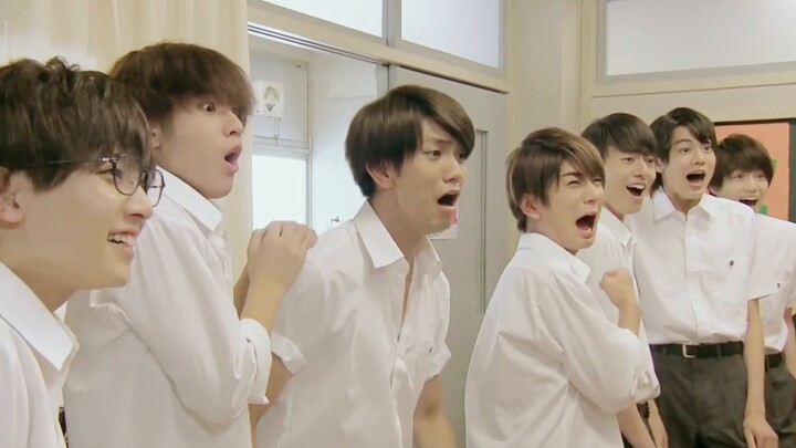 Boy put on women's clothes and was licked by male classmates