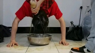 TES让二追三倒立可乐洗头