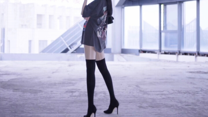 التيشيرتات الكبيرة للرجال تبدو مثيرة جدًا عند ارتدائها بهذه الطريقة!