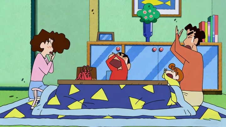 Shin – Cậu bé bút chì: Thuế tiêu thụ tăng 3%, bà Misae chỉ mua túi xách cho mình khiến bố con ông Hi