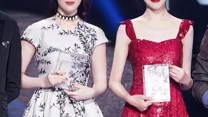 ทั้งสองคนอยู่ในเฟรมเดียวกัน ฉันไม่รู้จริงๆ ว่าจะมองใครดี!!