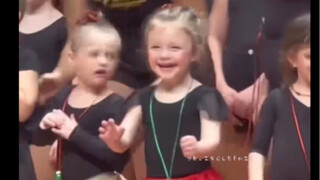 看看孩子在演出时看到父母时的反应