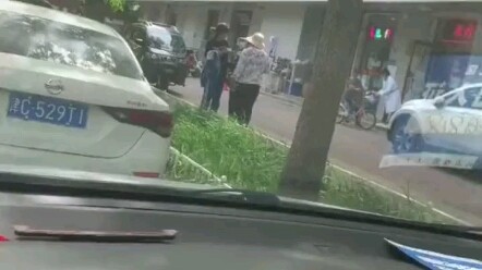 两女子拉着学生扫码，男子路见不平一声吼！