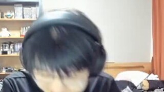 The god Niu Qun made a GIF of a bottle with eyes opening in the sky! The bottle was so nervous that 