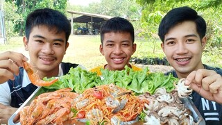 ส้มตำกุ้งสด หมึกสายกุ้งลวก แซ่บๆตอนเที่ยงๆ.