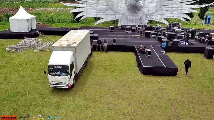 menyiapkan panggung konser festival super kerren