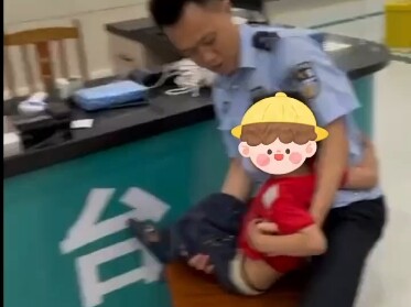A child is injured, and the parents, strangers in a foreign place, cry helplessly. Police urgently e