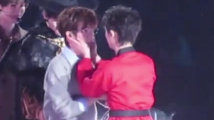 He Junlin dan Ding Chengxin memegang wajah dengan imut sekali