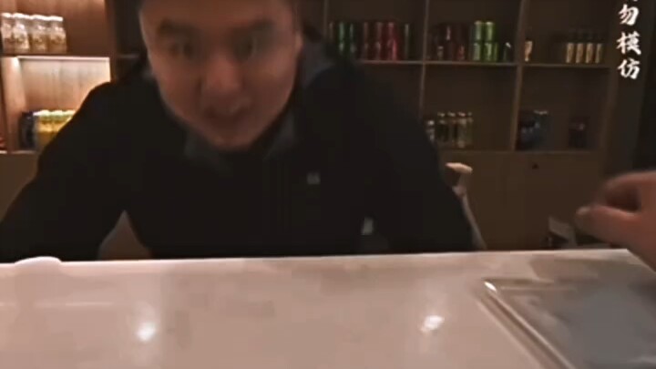 นี่คือความรู้สึกกดดันจากกล้องเหรอ? "ตลก" "แอบ스트랙ต์"