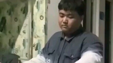 หนุ่มเล่นไพ่นกกระจอกจั่วตองด้วยท้อง! ท่าจั่วตองมีนับไม่ถ้วน แต่แบบนี้เพิ่งเคยเห็นเป็นครั้งแรก