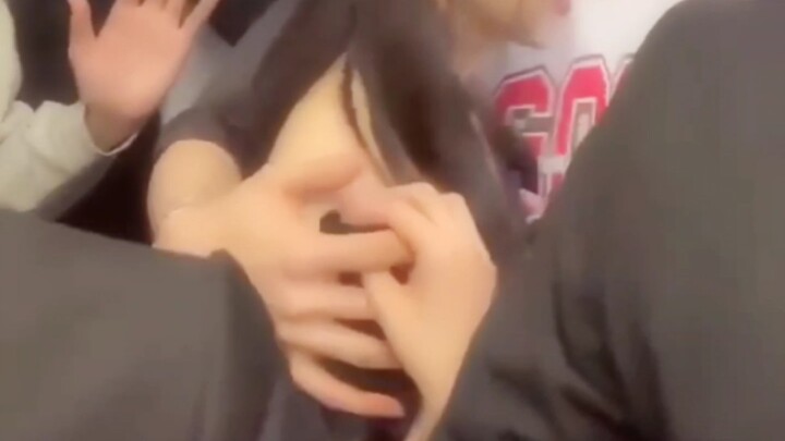 别管世界崩塌，我们偷偷牵手。