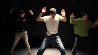 Video tantangan "Rover" Oh Se-hun, Kim Jong-in, dan Byun Baek-hyun dirilis, dan intensitas tarian me