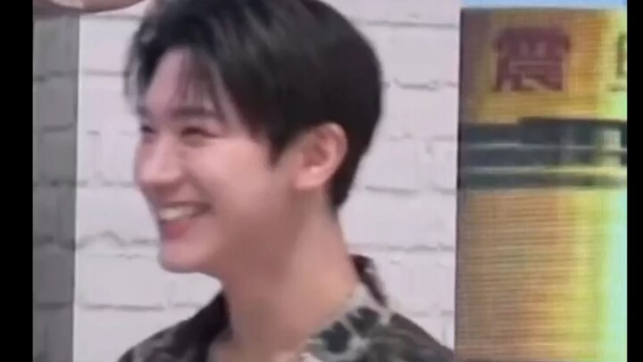 [หลี่ หย่งฉิน/เต็น] ฉันดูคลิปนี้ซ้ำแล้วซ้ำเล่า ท่าทางเล็กๆ น้อยๆ และการยื่นแผ่นโกงน่ารักมากเลย!