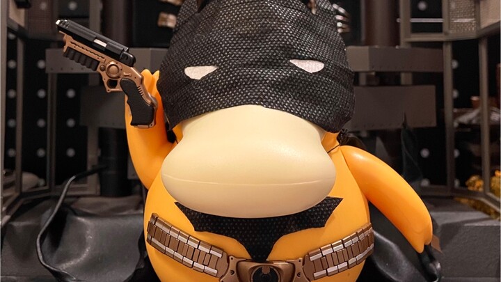 Đến lượt cậu bảo vệ Gotham rồi, Bạch Tuộc Dơi! Con vịt KFC nổi tiếng cosplay thành Batman