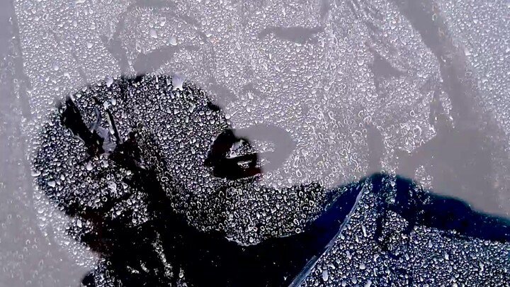 How boring must that be—on a dust-covered car window, someone has drawn a portrait of Ma Lianliang a