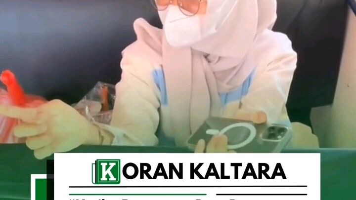 seorang pengamen duet sama penumpang .bagus banget suaranya