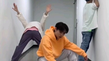 【DKZ】Cập nhật Instagram/Có thể gọi là nhóm phát bệnh và nhóm người bình thường (bushi)