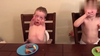 Chú bé nhỏ tuổi đã mất cả hai tay từ nhỏ, nhưng khuôn mặt bầu bĩnh của em vẫn tràn đầy sự hồn nhiên 