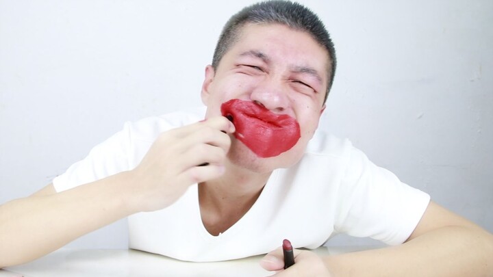 سرقت ثلاث أحمر شفاه لحبيبتي وطلّيت بها وجهي بالكامل... الشعور ده واحد بكلمة واحدة: "مُرضٍ جدًا"!