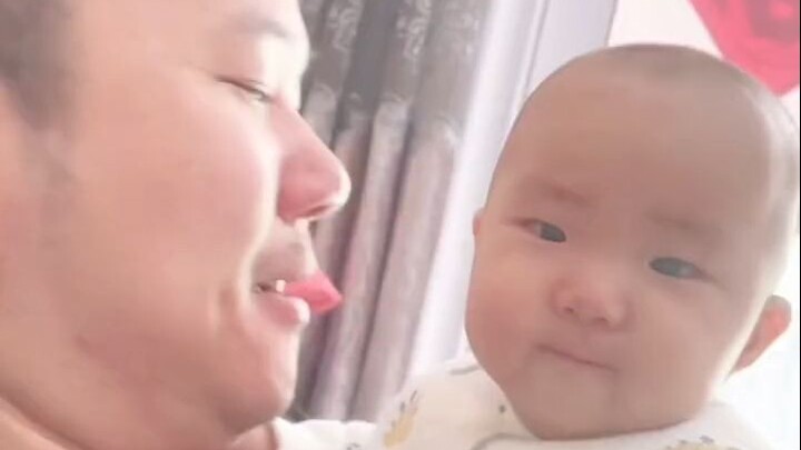 ลูกน้อยที่น่ารักน่าหยิก แม้แต่ตอนโกรธแล้วกัดคนยังดูน่ารักขนาดนี้!