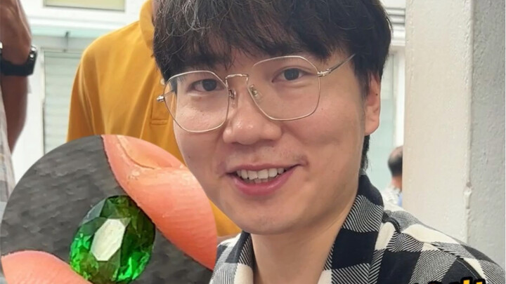 ตลาดลังการับของ จับโชคเจอแซสซ่าสีเขียวต้นหอม 2 กะรัตหนึ่งเม็ด