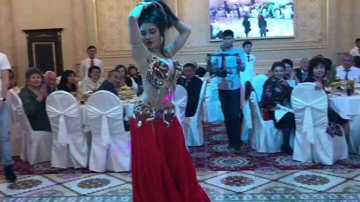 رقص شرقي في حفل زفاف روسي