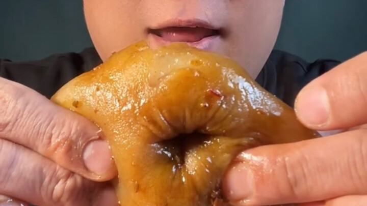 “Người mất vị giác” trong giới mukbang, nhìn thôi đã muốn nôn…