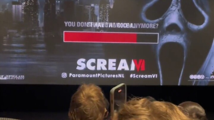 ก่อนเริ่มฉายภาพยนตร์ในโรงภาพยนตร์สหรัฐฯ ทุกคนต้องร่วมกันกรีดร้องเสียก่อน หนังถึงจะเริ่มฉายได้