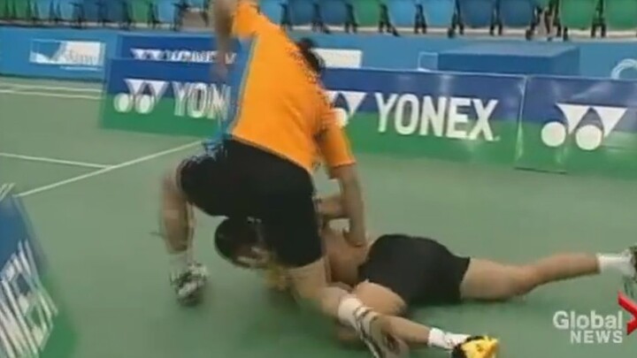 (Can this be explained?!) Thai Kung Fu Badminton! Real Smash!