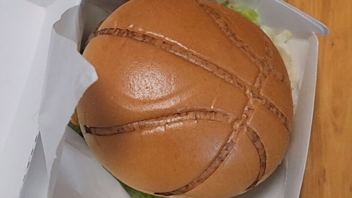 KFC Basketball Burger for 33 yuan—beef or wagyu?