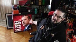 Can Sungur yeni bilgisayarını gösteriyor