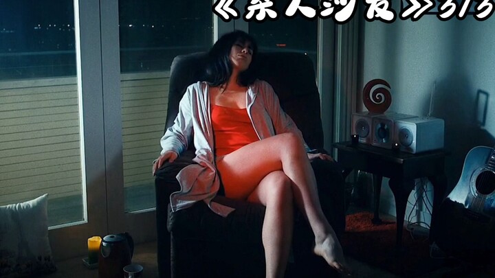 Pemuda itu, setelah kedua kakinya dipotong dengan gergaji, bersembunyi di sofa—semata-mata untuk mem