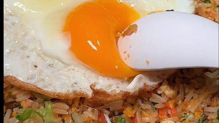 Bibi bilang nasi goreng telur minyak babi buatannya tak terkalahkan, suruh aku mencatatnya