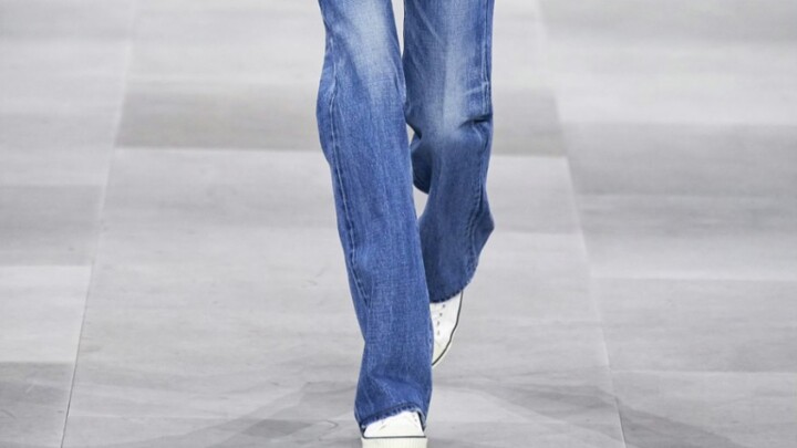 Walking with confidence after work on Friday! This brand is super wearable: retro commute style—let’