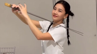 【Noon】月亮姐姐学习京剧舞剑 热衷于中国文化