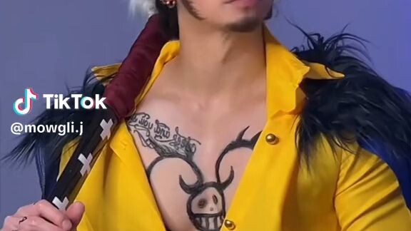 This cosplay of Trafalgar D. law is my favorite so far! ©:Mowgli.j