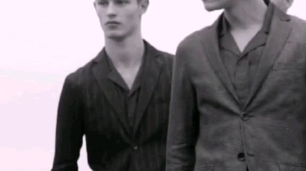 Người đại diện toàn cầu đầu tiên do chính ông lão Armani lựa chọn, sải bước trên sàn diễn còn “đè bẹ