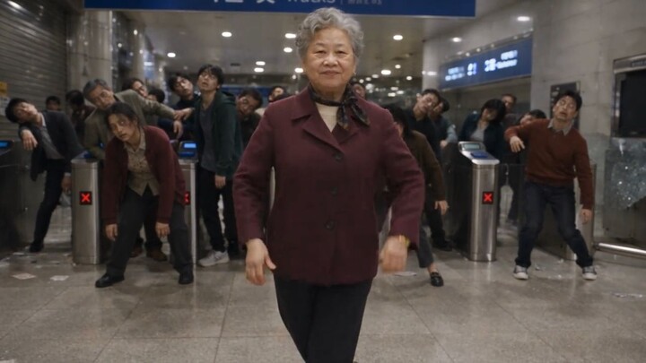 Seorang nenek dari kota pegunungan secara tak terduga masuk ke dalam film horor Korea—apakah ini ver