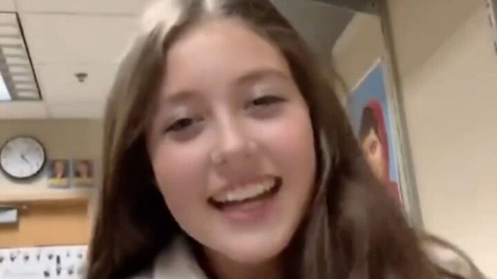 A foreign girl has learned Chinese and keeps seeking out her classmates to chat—so cute!