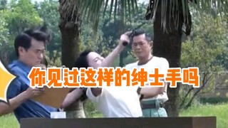 Mendefinisikan ulang tangan pria itu, Louis Koo tercengang.