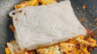 Seorang wanita elegan dengan makanan 2 yuan