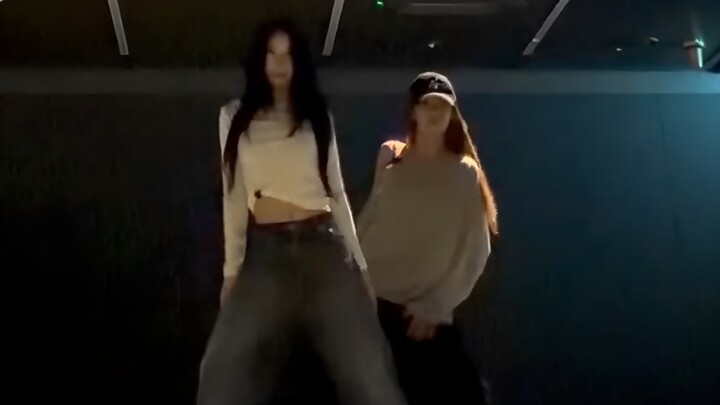 JYP’s girl group is here! Leeseo × Chae-ryeong’s “NEON” dance craze🔥