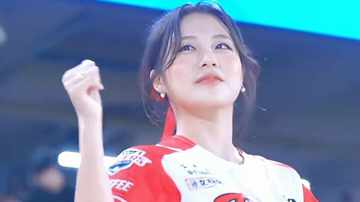 Tarian wanita muda ini sangat penuh energi